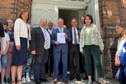 Ministerpräsident Dr. Reiner Haseloff übergibt einen Förderbescheid an die Grundschule Zeitz.