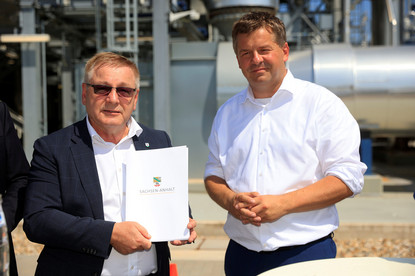 Bürgermeister der Stadt Leuna erhält den Fördermittelbescheid von Ministerpräsident Sven Schulze