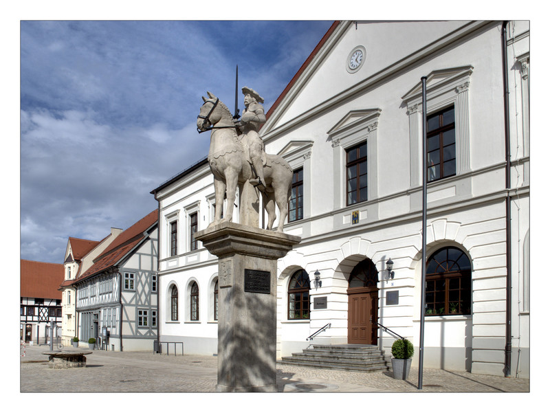 Das Bild zeigt das Rathaus in Haldensleben.