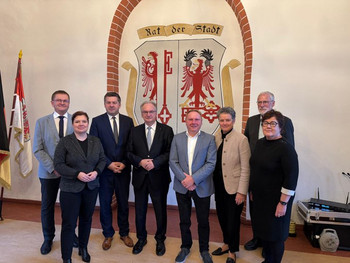 Das Bild zeigt Ministerpräsident Dr. Reiner HAseloff mit Ministerinnen und Ministern in Salzwedel.
