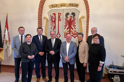 Das Bild zeigt Ministerpräsident Dr. Reiner HAseloff mit Ministerinnen und Ministern in Salzwedel.