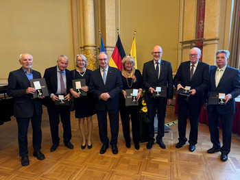 Ministerpräsident Haseloff mit den Ausgezeichneten.