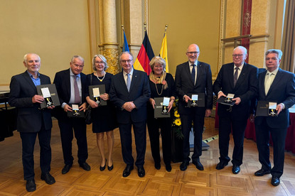 Ministerpräsident Haseloff mit den Ausgezeichneten.