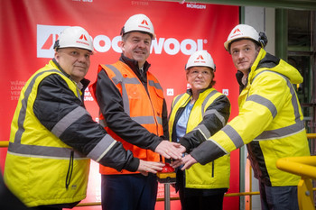 Ministerpräsident Sven Schulze bei der Inbetriebnahme der neuen Produktionslinie