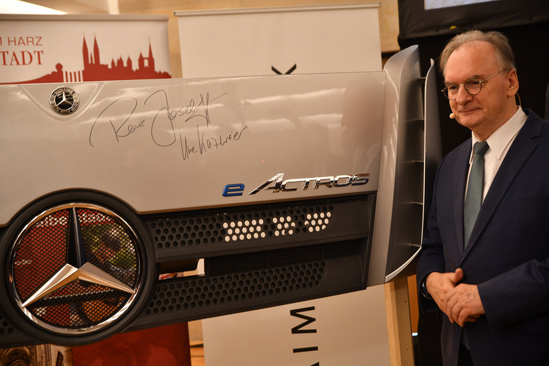 Das Bild zeigt Ministerpräsident Dr. Reiner Haseloff neben einem Mercedes-Stern.