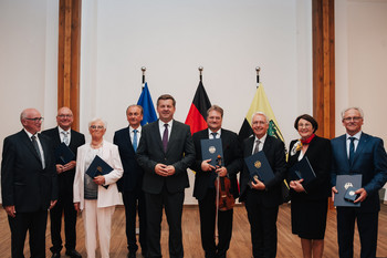 Ministerpräsident Sven Schulze mit den Ausgezeichneten