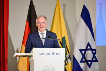 Das Bild zeigt Ministerpräsident Dr. Reiner Haseloff während seiner Rede.