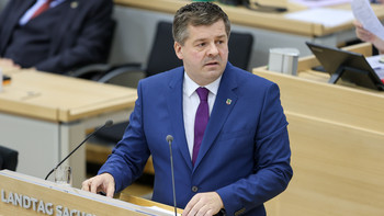 Ministerpräsident Sven Schulze während seiner Regierungserklärung.