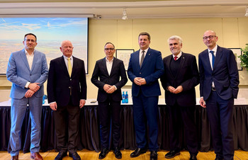 Ministerpräsident Sven Schulze mit den beteiligten Unternehmen.