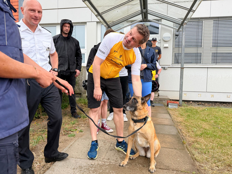 Ministerpräsident Sven Schulze mit Schäferhund Foxi.