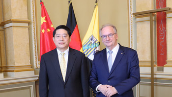 Das Bild zeigt den chinesischen Botschafter und Ministerpräsident Dr. Reiner Haseloff Das Bild zeigt den chinesischen Botschafter und Ministerpräsident Dr. Reiner Haseloff.