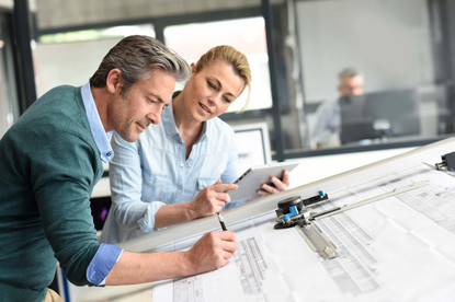 2 Architekten bzw. Stadtplaner (Mann und Frau)