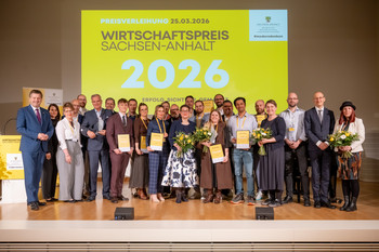 Ministerpräsident Sven Schulze mit den Ausgezeichneten des Wirtschaftspreises