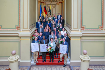 Ministerpräsident Sven Schulze mit den Vertretern der ausgezeichneten Krankenhäuser