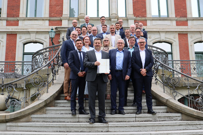 Ministerpräsident Sven Schulze und Vertreterinnen und Vertreter des Bauernverbandes, Bauernbundes, der Kreditwirtschaft des Agrarhandels und weiter zuständiger Institutionen.
