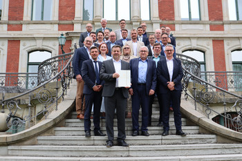 Ministerpräsident Sven Schulze und Vertreterinnen und Vertreter des Bauernverbandes, Bauernbundes, der Kreditwirtschaft des Agrarhandels und weiter zuständiger Institutionen.