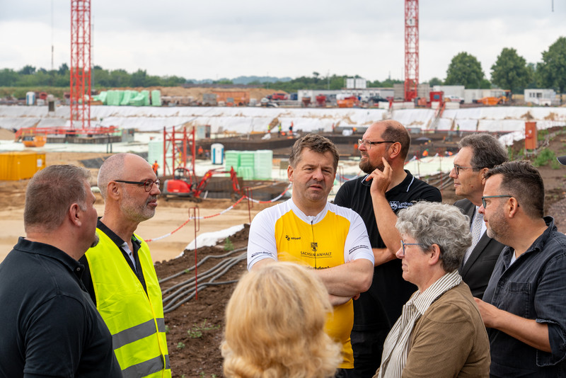 Ministerpräsident Sven Schulze beim Baustellengespräch