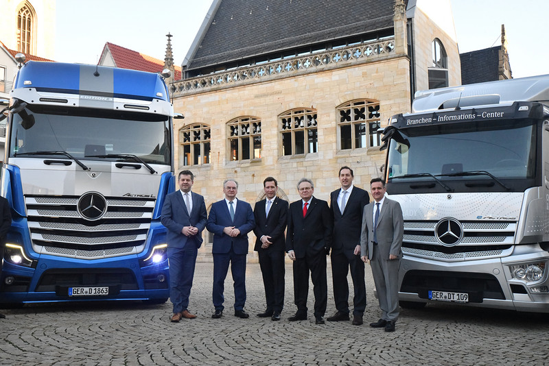 Das Bild zeigt Ministerpräsident Dr. Reiner Haseloff, Wirtschaftsminister Sven Schulze und Mitarbeiter von Daimler Truck AG.