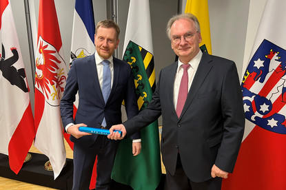 Sachsens Ministerpräsident Michael Kretschmer übergibt Sachsen-Anhalts Ministerpräsident Dr. Reiner Haseloff den Staffelstab.