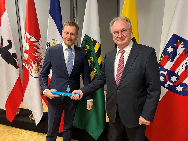 Sachsens Ministerpräsident Michael Kretschmer übergibt den Staffelstab an Sachsen-Anhalts Ministerpräsident Dr. Reiner Haseloff. ü