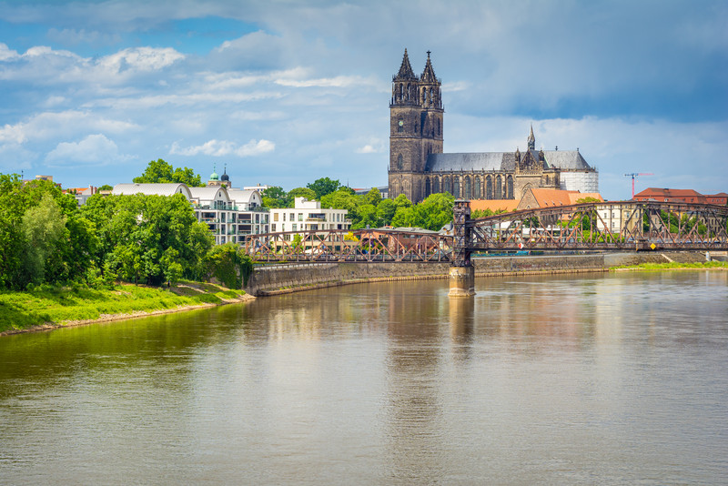 Das Bild zeigt den Magdeburger Dom und die Elbe.