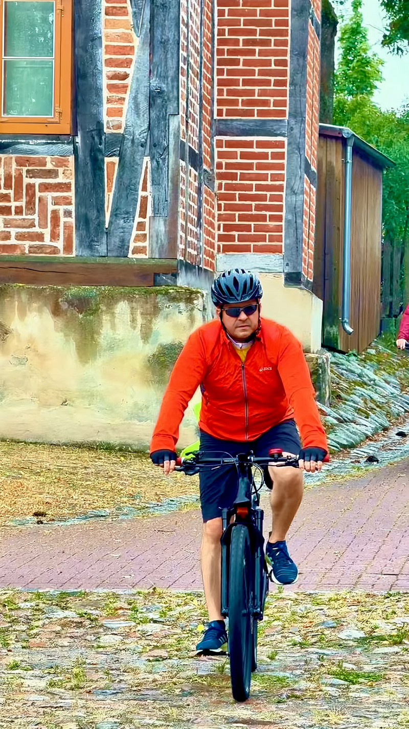 Ministerpräsident Sven Schulze auf dem Fahrrad.