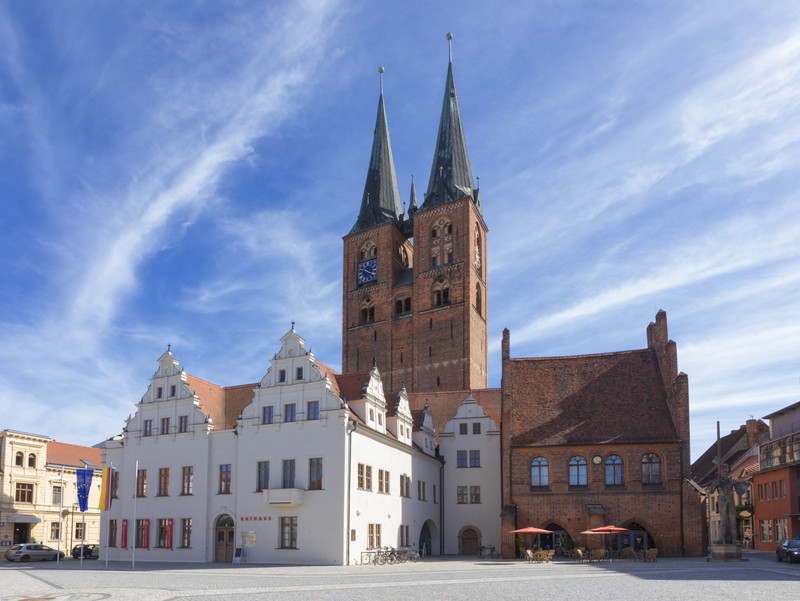 Das Bild zeigt die Kirche und den Marktplatz von Stendal.