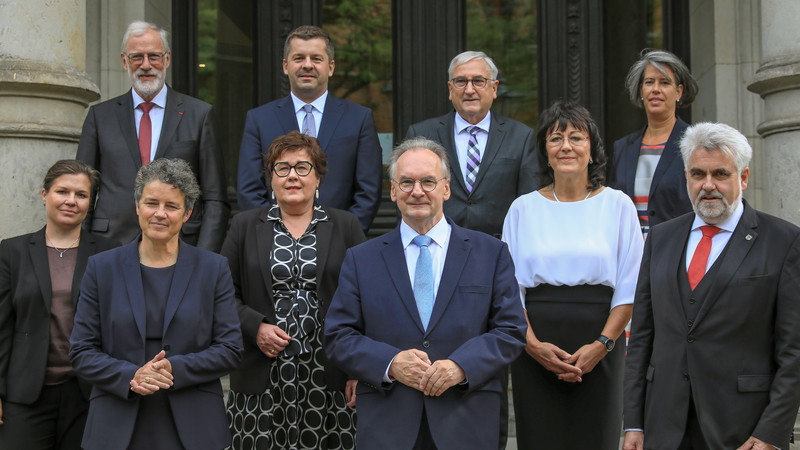 Das Bild zeigt Ministerpräsident Dr. Reiner Haseloff und die Ministerinnen und Minister der Landesregierung