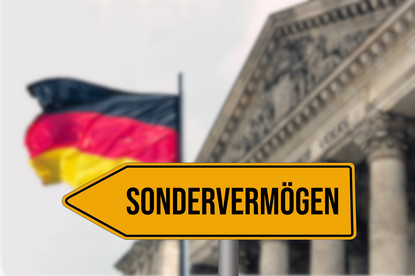 Das Bild zeigt die Deutschlandlagge und einen Pfeil mit der Aufschrift Sondervermögen.