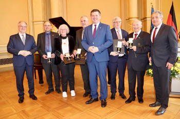 Ministerpräsident Sven Schulze mit den Ausgezeichneten sowie Alt-Ministerpräsident Dr. Reiner Haseloff und Landtagspräsident Dr. Gunnar Schellenberger