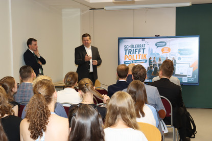 Bildungsminister Jan Riedel (links) und Ministerpräsident Sven Schulze im Geschwister Scholl Gymnasium Magdeburg.