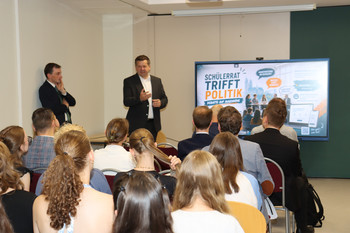 Bildungsminister Jan Riedel (links) und Ministerpräsident Sven Schulze im Geschwister Scholl Gymnasium Magdeburg.