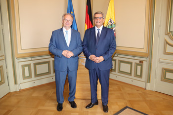 Das Bild zeigt Ministerpräsident Dr. Reiner Haseloff und den Botschafter den Ägyptischen Botschafter, Dr. Mohamed Abd El-Sattar Elbadri.