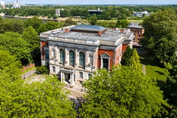 Das Bild zeigt das Palais am Fürstenwall von oben.