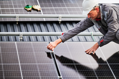 Das Bild zeigt Solarmodule auf dem Dach. Das Bild zeigt Solarmodule auf dem Dach.