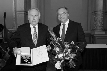 Das Bild zeigt Ministerpräsident a. D. Prof. Dr. Wolfgang Böhmer und Ministerpräsident Dr. Reiner Haseloff bei der Überreichung des Landesverdienstordens.