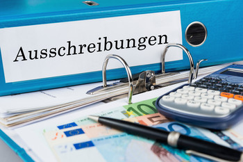 Das Bild zeigt einen Ordner mit der Aufschrift Ausschreibungen.