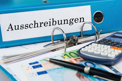 Das Bild zeigt einen Ordner mit der Aufschrift Ausschreibungen.