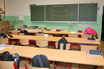 Das Bild zeigt ein Klassenzimmer.