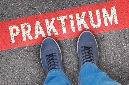 2 Füße stehen an einem Schriftzug Praktikumsprämie