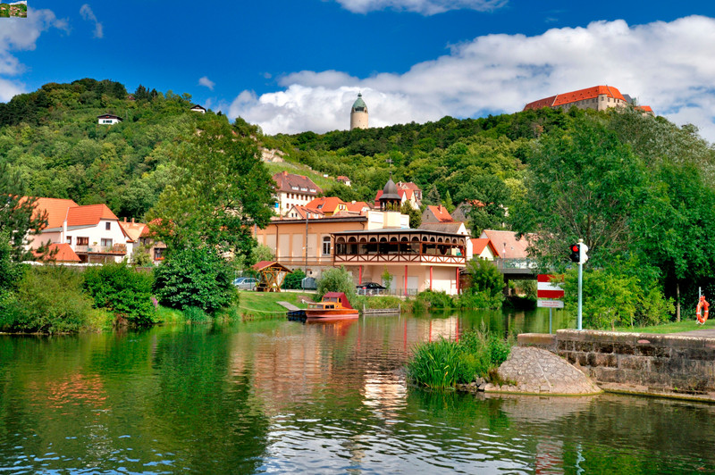 Das Bild zeigt das Wehr bei Freyburg mit der Neuenburg.