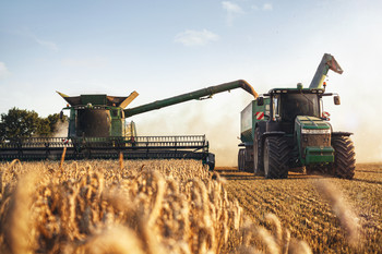 Das Bild zeigt eine landwirtschaftliche Maschine auf dem Feld.