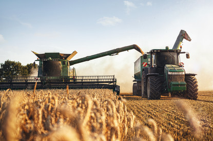 Das Bild zeigt eine landwirtschaftliche Maschine auf dem Feld.