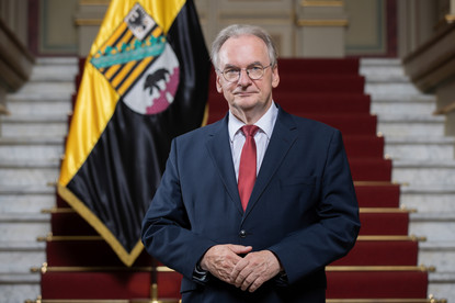 Das Bild zeigt Ministerpräsident Dr. Reiner Haseloff vor der Sachsen-Anhalt-Flagge.