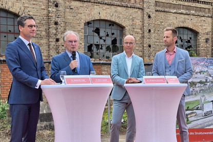 Ministerpräsident Dr. Reiner Haseloff bei der Übergabe der Förderbescheide.