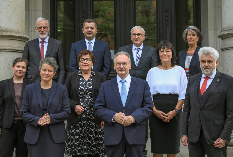 Das Bild zeigt die Mitglieder der Landesregierung.